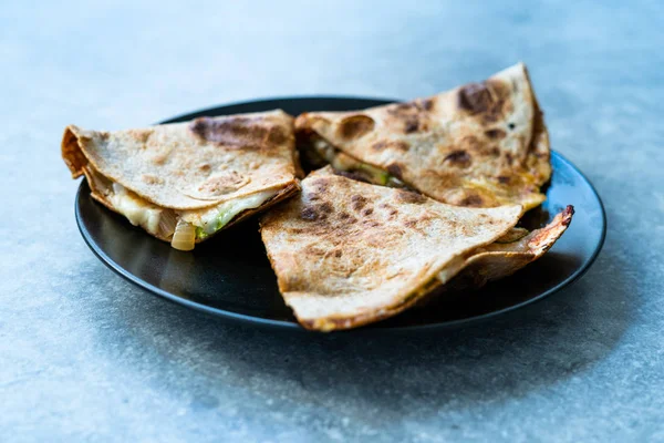 Veggie italian closed calzone pizza scheiben mit pilzen. — Stockfoto