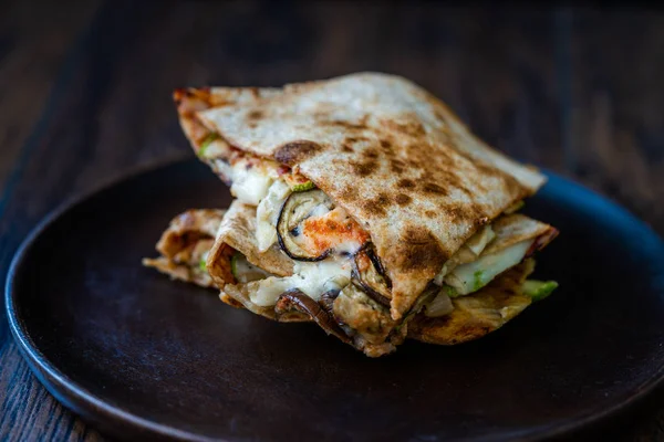 Veggie Italiano Cerrado Calzone Rebanadas de pizza con champiñones . —  Fotos de Stock