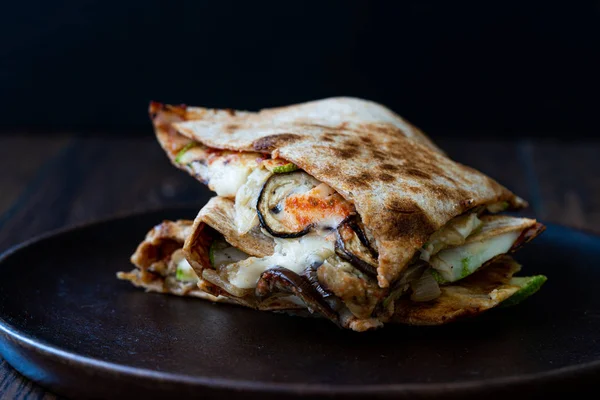 Veggie Italiano Cerrado Calzone Rebanadas de pizza con champiñones . —  Fotos de Stock