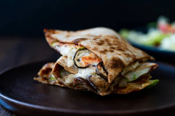 Veggie Italiano Cerrado Calzone Rebanadas de pizza con champiñones . —  Fotos de Stock