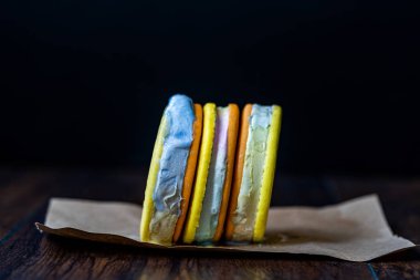 Ev yapımı Renkli Dondurma Kurabiyeli Sandviç Mavi İtalyan Karamelli. Yemeye hazır..