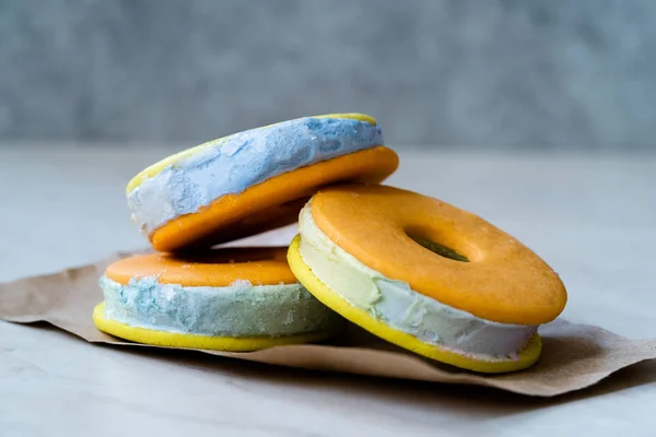 Galleta casera de helado colorido Sandwich Donuts con caramelo italiano azul. Listo para comer . — Foto de Stock