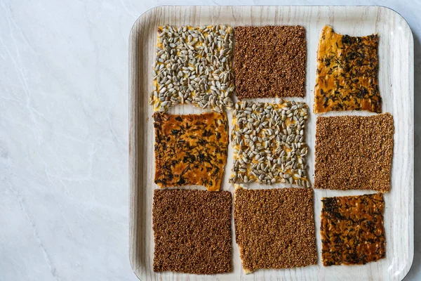 Turkish Homemade Snacks Biscuit with Sunflower Seeds, Sesame and Dill / Crispy Yaprak Galeta with Traditional Tea on Tray (dalam bahasa Inggris). Makanan Tradisional . — Stok Foto