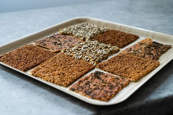 Turkse zelfgemaakte snacks Biscuit met zonnebloempitten, sesam en Dill / Crispy Yaprak Galeta met traditionele thee op dienblad. Traditioneel voedsel. — Stockfoto