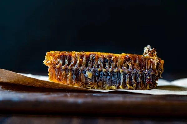 Miele turco biologico a nido d'ape / nero scuro di Karakovan. Pronto da mangiare . — Foto Stock