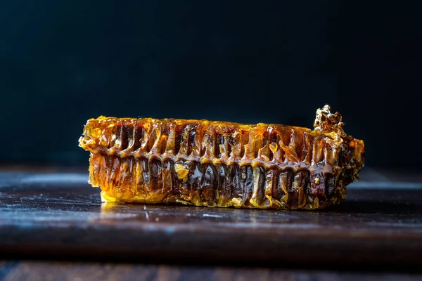 Karakovan Honeycomb / Mel turco orgânico preto escuro. Pronto para comer . — Fotografia de Stock