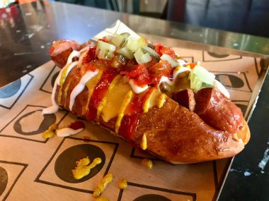 Fast Food Restaurant 'ta Hardallı, Turşulu ve Soslu Sosisli sandviç. Yemeye hazır..