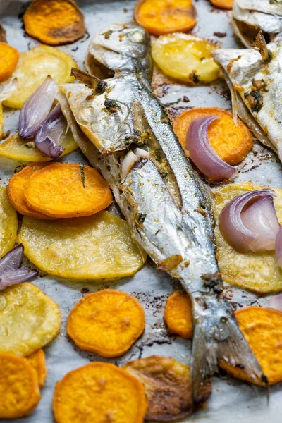 Pescado al horno Pescado azul con papas dulces en bandeja de horno con hoja de papel para hornear / Lufer. Mariscos . —  Fotos de Stock