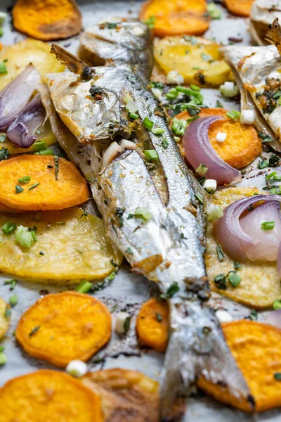 Pește copt albastru cu cartofi dulci pe tava de cuptor cu foaie de hârtie de copt / Lufer. Fructe de mare . — Fotografie, imagine de stoc