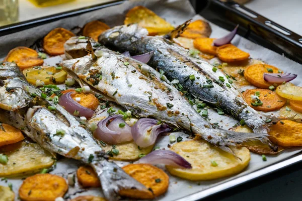 Pečená rybí borůvka se sladkými brambory na tácu s listem na pečení / Lufer. Mořské plody. — Stock fotografie