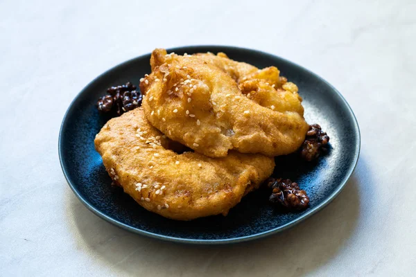 Fritters de abacaxi frito caramelizado com canela e sementes de gergelim. Sobremesa tradicional . — Fotografia de Stock