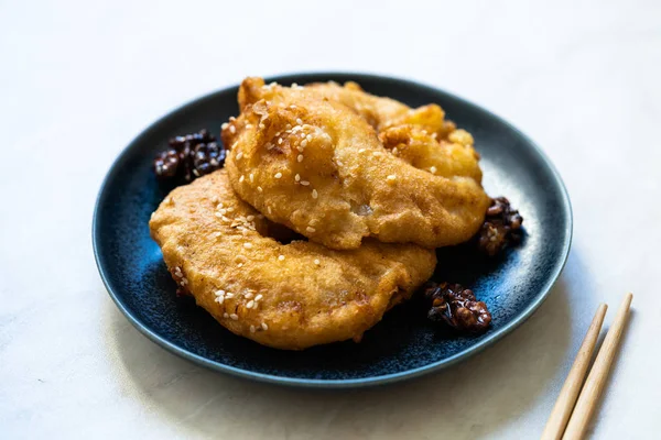 Fritters de abacaxi frito caramelizado com canela e sementes de gergelim. Sobremesa tradicional . — Fotografia de Stock