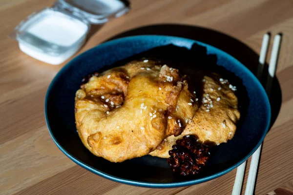 Fritters de abacaxi frito caramelizado com canela e sementes de gergelim. Sobremesa tradicional . — Fotografia de Stock