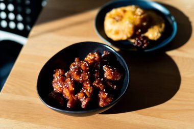 Yemek çubuklarıyla servis edilen susamlı Çin yemeği General Tsos tavuğu. Geleneksel Yemek.