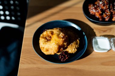 Kızarmış Pineapple Fritters Tarçın ve susam tohumlarıyla karamelize edilmiş. Geleneksel Tatlı.