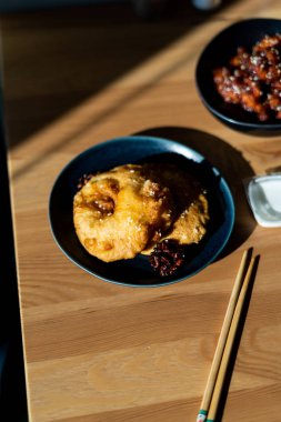 Kızarmış Pineapple Fritters Tarçın ve susam tohumlarıyla karamelize edilmiş. Geleneksel Tatlı.