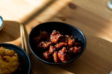 Yemek çubuklarıyla servis edilen susamlı Çin yemeği General Tsos tavuğu. Geleneksel Yemek.