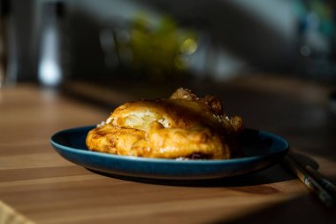Kızarmış Pineapple Fritters Tarçın ve susam tohumlarıyla karamelize edilmiş. Geleneksel Tatlı.