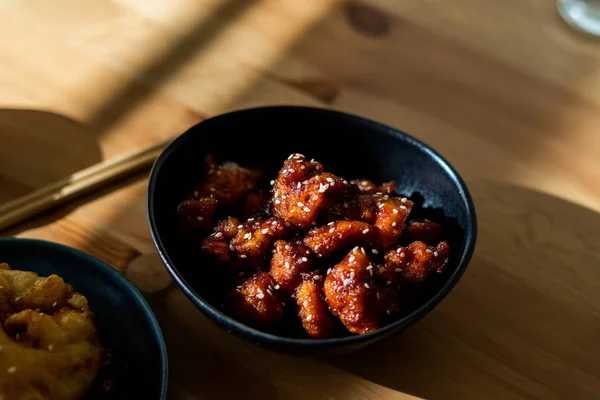 Asian Food Homemade Chinese General Tsos Chicken with Sesame Seeds served with Chopsticks. Alimentos tradicionais . — Fotografia de Stock