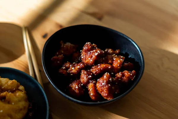 Asian Food Poulet Tsos chinois général fait maison avec des graines de sésame servi avec des baguettes. Aliments traditionnels . — Photo