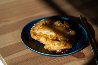 Kızarmış Pineapple Fritters Tarçın ve susam tohumlarıyla karamelize edilmiş. Geleneksel Tatlı.