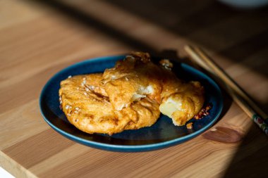 Kızarmış Pineapple Fritters Tarçın ve susam tohumlarıyla karamelize edilmiş. Geleneksel Tatlı.