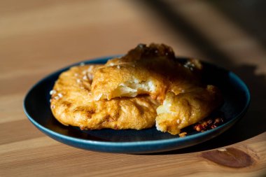 Kızarmış Pineapple Fritters Tarçın ve susam tohumlarıyla karamelize edilmiş. Geleneksel Tatlı.