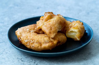 Kızarmış Pineapple Fritters Tarçın ve susam tohumlarıyla karamelize edilmiş. Geleneksel Tatlı.