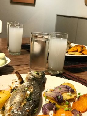 Rakı / Lufer Balığı ile Türk Mavi Balığı. Geleneksel deniz ürünleri. Yemeye hazır..