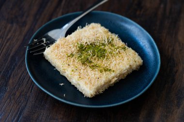 Türk Tatlısı Muhallebi Kadayif ve Pistachio Pudrası.