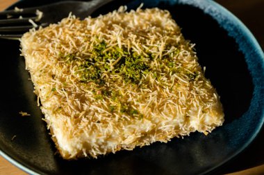 Türk Tatlısı Muhallebi Kadayif ve Pistachio Pudrası.