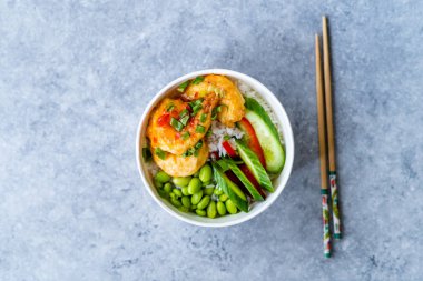 Karides, Edamame Fasulyesi, Salatalık ve Basmati Rice / Poke Bowl ile Sağlıklı Buda Kasesini Plastik Paket veya Konteynıra Götürün. 