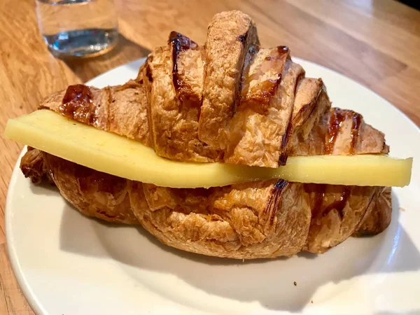 Kanapka z rogalikiem z serem Cheddar na talerzu w Cafe Restaurant. gotowy do serwowania i jedzenia Fast Food. — Zdjęcie stockowe