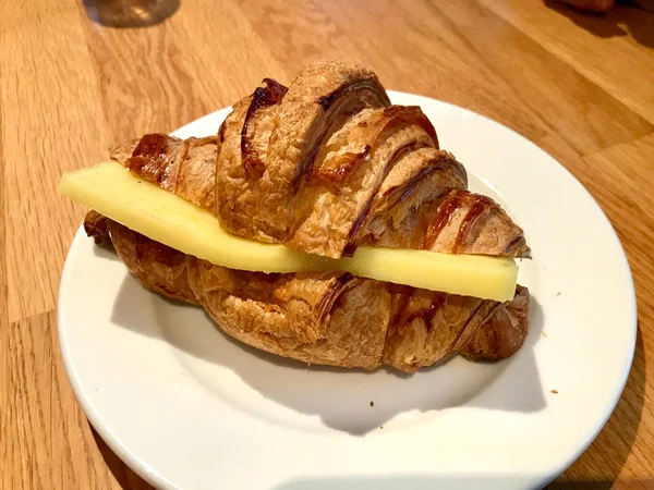 Kanapka z rogalikiem z serem Cheddar na talerzu w Cafe Restaurant. gotowy do serwowania i jedzenia Fast Food. — Zdjęcie stockowe