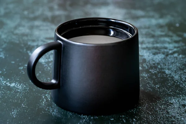 Черная чашка отфильтрованного кофе, которую можно пить и подавать — стоковое фото