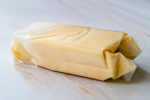 Crema de leche de coco orgánica sólida instantánea en paquete de plástico para la venta. Producto saludable . —  Fotos de Stock
