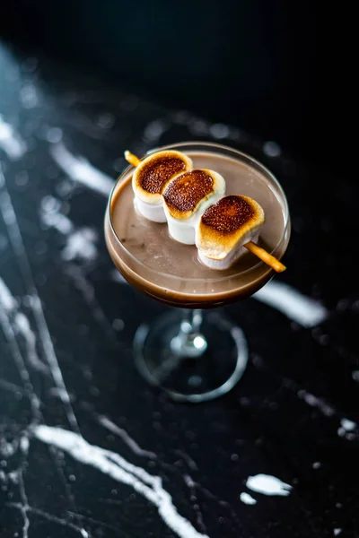 Vařené marshmallow koktejl s preclíky také volal Sweet Baby nebo Babyccino. Cukrárna Nápoj. — Stock fotografie
