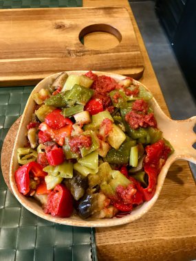 Domates ezmesi ve biberli Türk Patlıcan Salatası.