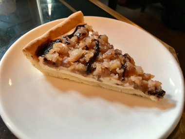 Chestnut Tart Dilimi Tabakta Mont Blanc Tatlısı olarak da bilinir.