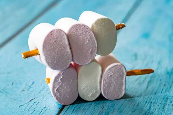 Marshmallow mit Brezelstangen zum Servieren und Essen. — Stockfoto