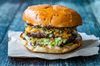 Guacamole Dip Suce / Guacamole Burger ile hamburger. Fast Food.