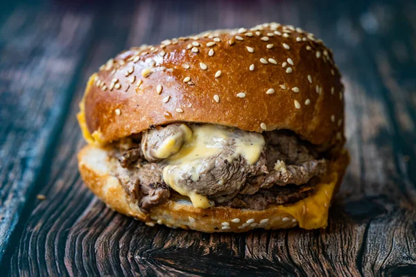 Steak Burger mit Lammfleisch Lokum und Cheddar-Käse / Hamburger oder Cheeseburger auf Holzoberfläche. Fast Food. — Stockfoto