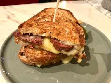 Eritilmiş Gruyere veya Graviera Cheese ve Sucuk / Sujuk Tost ile Türk tostu. Geleneksel Fast Food.