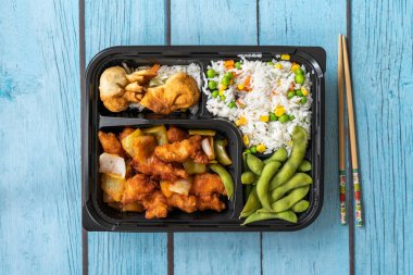 Tavuklu Bento Kutusu Menüsü Seti, Kızarmış Börekler, Sebzeli Edamame ve Pilav ve Sebze Paketi / Konteynırda. Geleneksel Sağlıklı Fast Food.