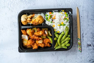 Tavuklu Bento Kutusu Menüsü Seti, Kızarmış Börekler, Sebzeli Edamame ve Pilav ve Sebze Paketi / Konteynırda. Geleneksel Sağlıklı Fast Food.