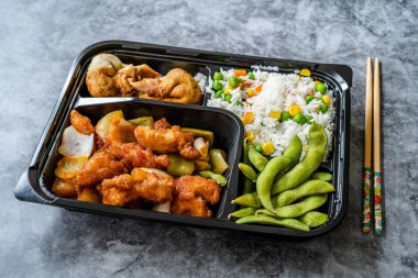 Tavuklu Bento Kutusu Menüsü Seti, Kızarmış Börekler, Sebzeli Edamame ve Pilav ve Sebze Paketi / Konteynırda. Geleneksel Sağlıklı Fast Food.