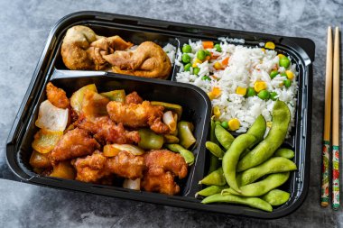 Tavuklu Bento Kutusu Menüsü Seti, Kızarmış Börekler, Sebzeli Edamame ve Pilav ve Sebze Paketi / Konteynırda. Geleneksel Sağlıklı Fast Food.