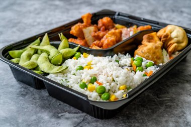 Tavuklu Bento Kutusu Menüsü Seti, Kızarmış Börekler, Sebzeli Edamame ve Pilav ve Sebze Paketi / Konteynırda. Geleneksel Sağlıklı Fast Food.
