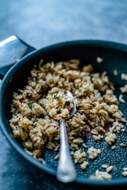 Dolma 'yı Pan' da Kaşıkla / Pilav veya Pilaf ile Hazırlamak İçin Türkiyeli Pilavlı Pilav. Geleneksel Yemek.