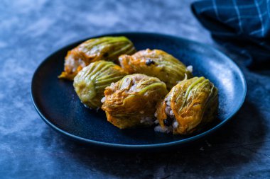 Kabak Çiçekleri Dolma Pilaf / Türk Yemeği ile doldurulmuş. Geleneksel Organik Gıda.
